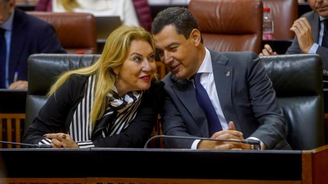 La consejera de Hacienda, Carolina España, y el presidente de la Junta, Juanma Moreno, en una imagen de archivo.