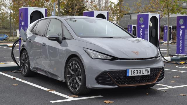 El Cupra Born destaca por un atractivo diseño y matices deportivos.