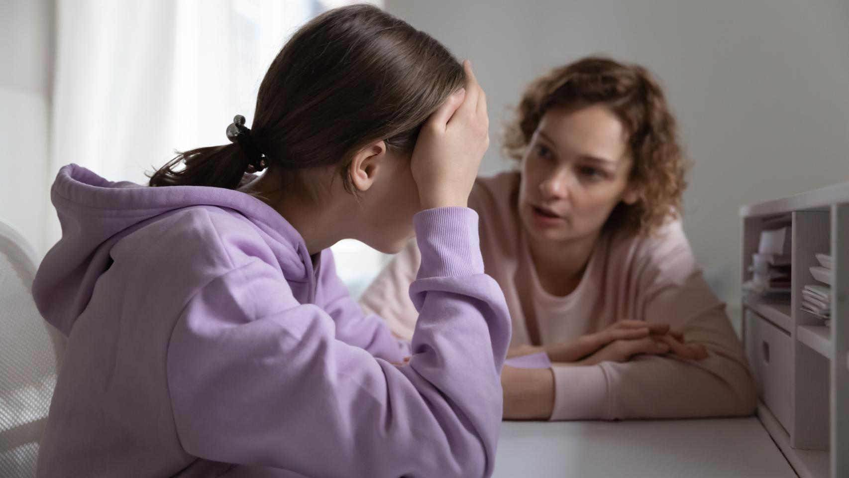 Una madre charla con su hija adolescente.