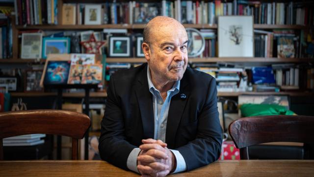 Antonio Resines concede esta entrevista en su casa de Madrid, donde relata su peripecia de vida y muerte.