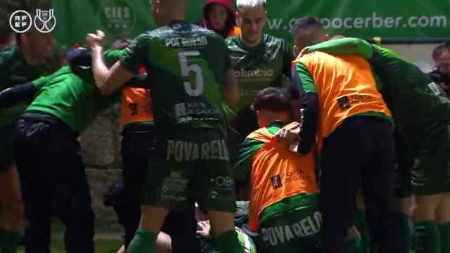 Los jugadores del Arenteiro celebran el gol de Marquitos.