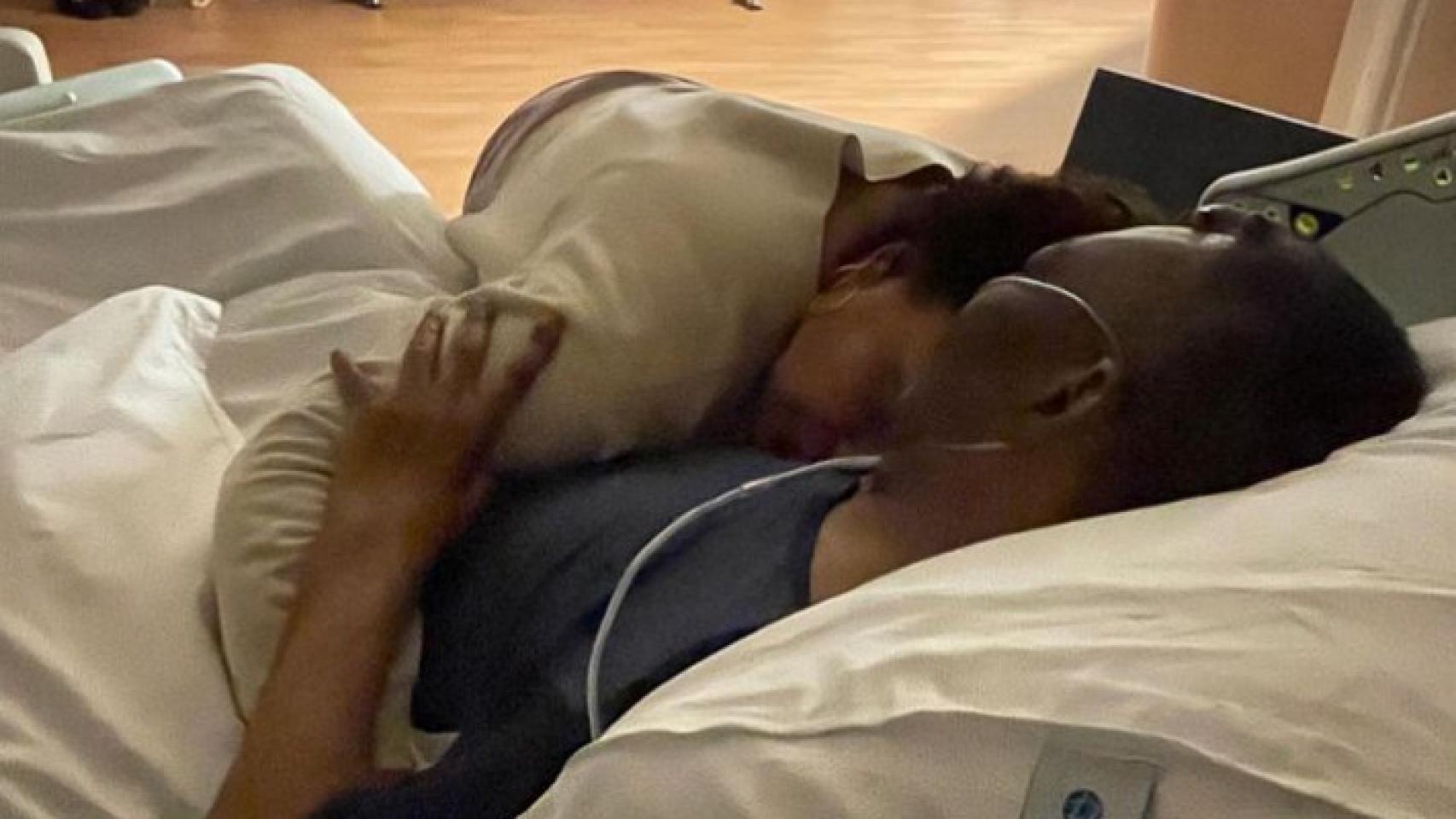 Pelé con su hija en el hospital.
