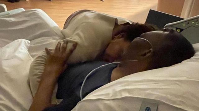 Pelé con su hija en el hospital.