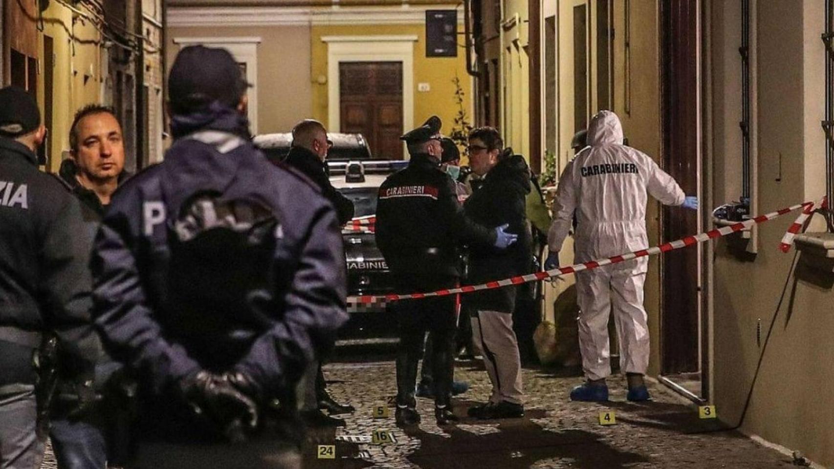 Carabinieri actuando a las puertas de la casa de Marcello Bruzzese en Pesaro tras su asesinato.