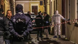 Carabinieri actuando a las puertas de la casa de Marcello Bruzzese en Pesaro tras su asesinato.