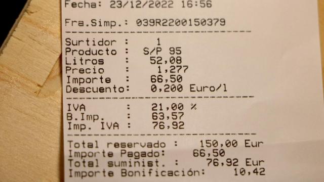 Recibo del repostaje de combustible con donde se puede ver el descuento de 10,42 euros.