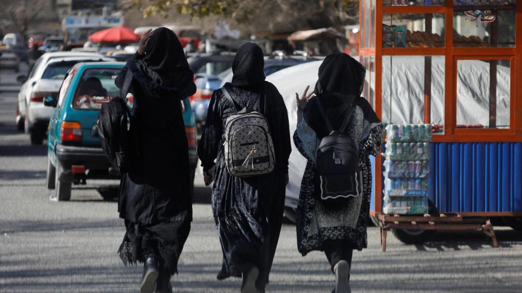 Mujeres estudiantes caminan por las calles de Kabul.