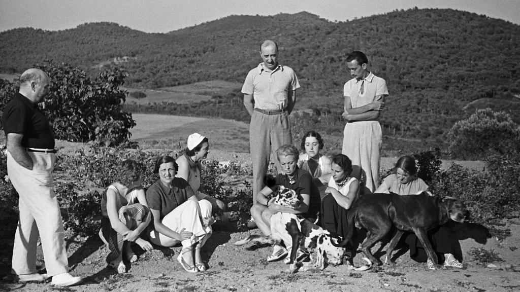 De pie, Josep Maria Sert, Nikolai Woevodsky y Salvador Dalí. Sentadas, Roussy Mdivani y su hermana Nina, Gala, Dorothy y la tenista francesa Elizabeth MacReady, ganadora del bronce en los JJ.OO. de 1920 en Amberes.