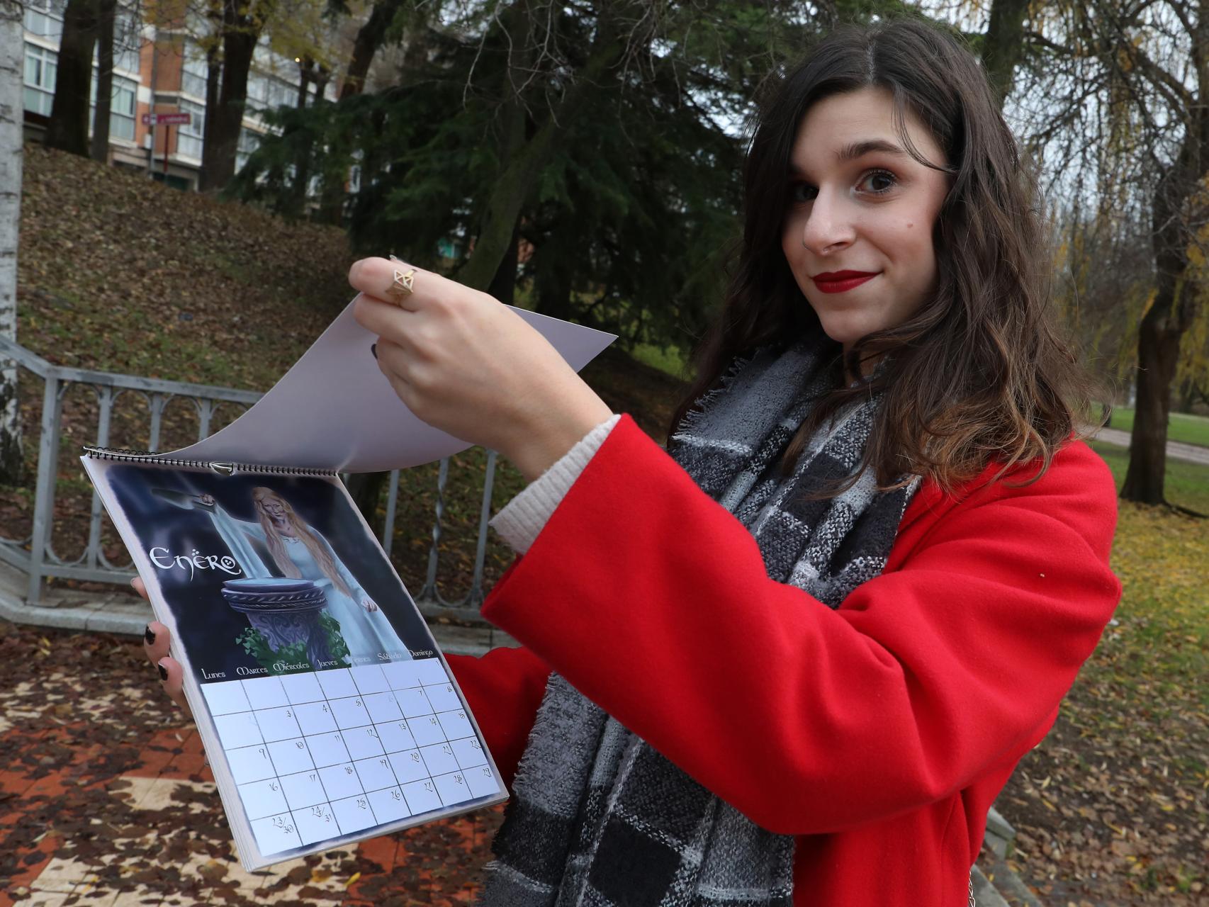 La joven ilustradora Uxue Rodríguez muestra su calendario de El Señor de los Anillos