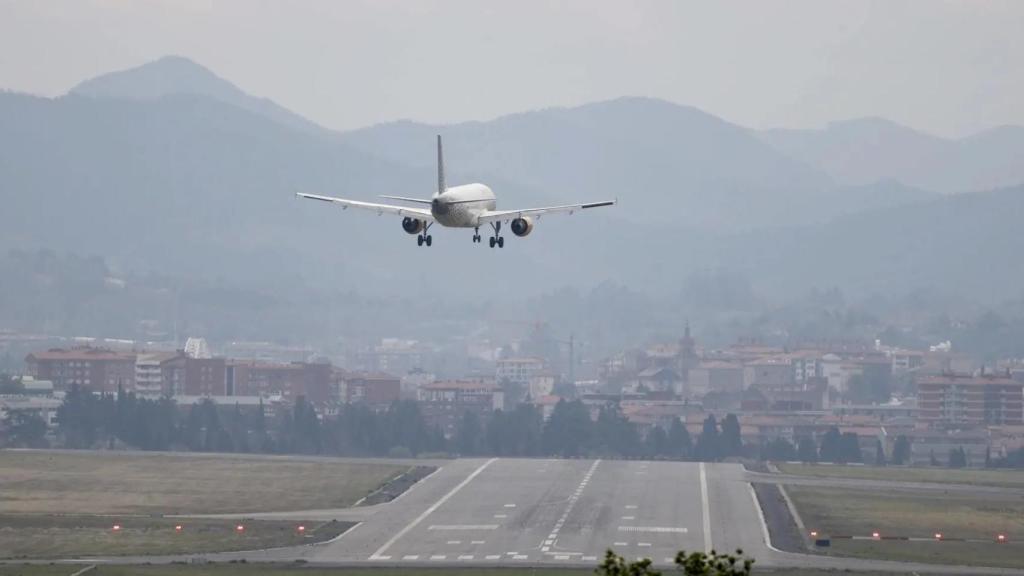 Un avión aterrizando, en imagen de archivo.