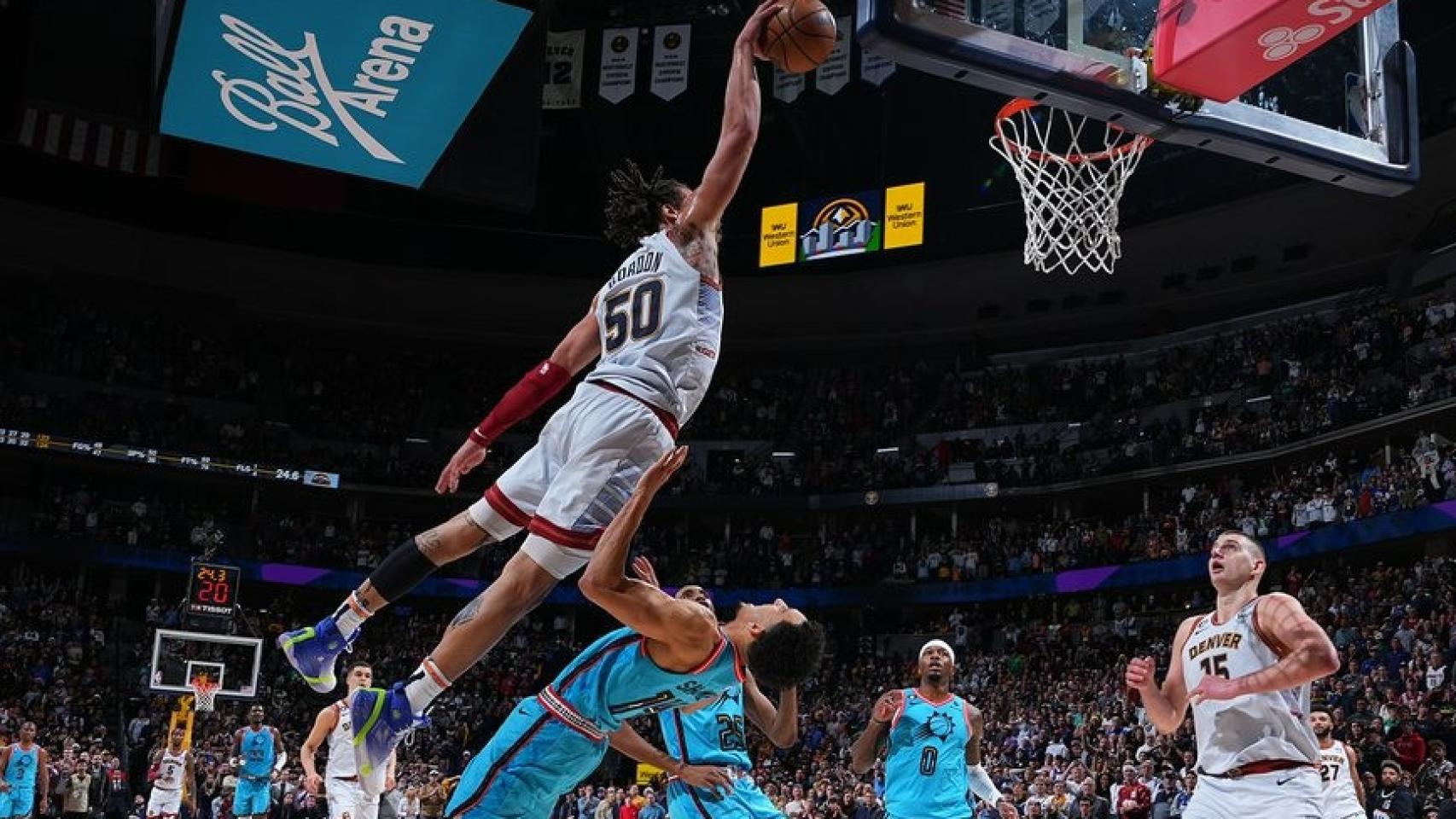 Aaron Gordon realizando el mate.