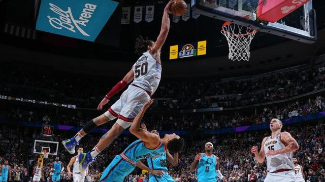 Aaron Gordon realizando el mate.