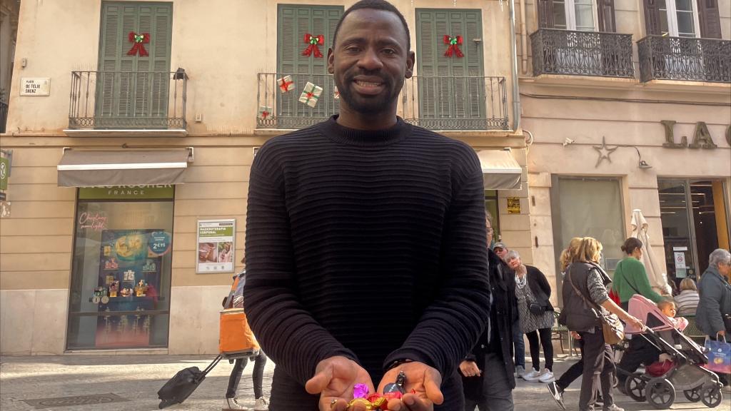 Hady, posando sonriente con unos caramelos.