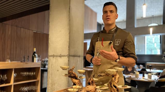 Miguel Cobo explicando los entrantes que representan la evolución desde hace 5 millones de años.