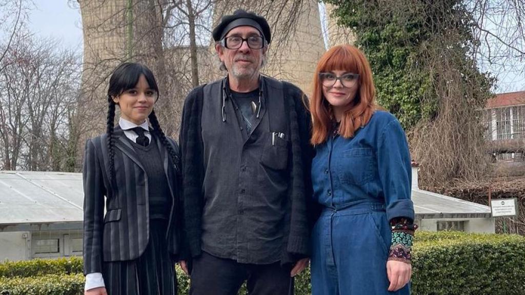 Jenna Ortega junto a dos personajes de la serie 'Miércoles', de Netflix.