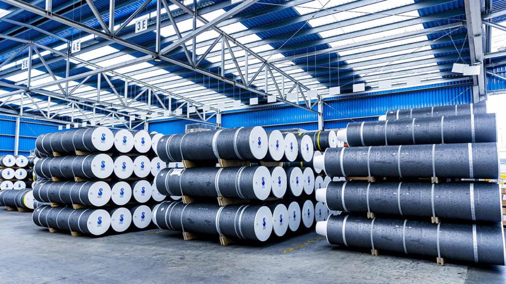 Interior de la planta de producción de Resonac en A Coruña.