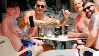 Turistas británico en la zona inglesa de Benidorm, en imagen de archivo.