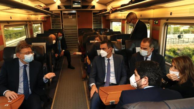 Ximo Puig, López Miras y Pedro Sánchez, en el viaje inaugural del AVE a Murcia el 19 de diciembre.