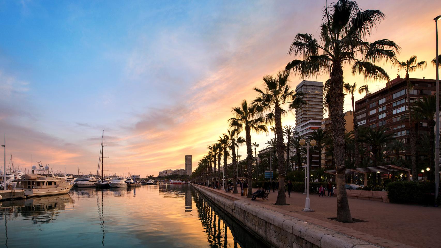 Vistas al puerto de Alicante, muy cerca de la zona de ocio de la ciudad.