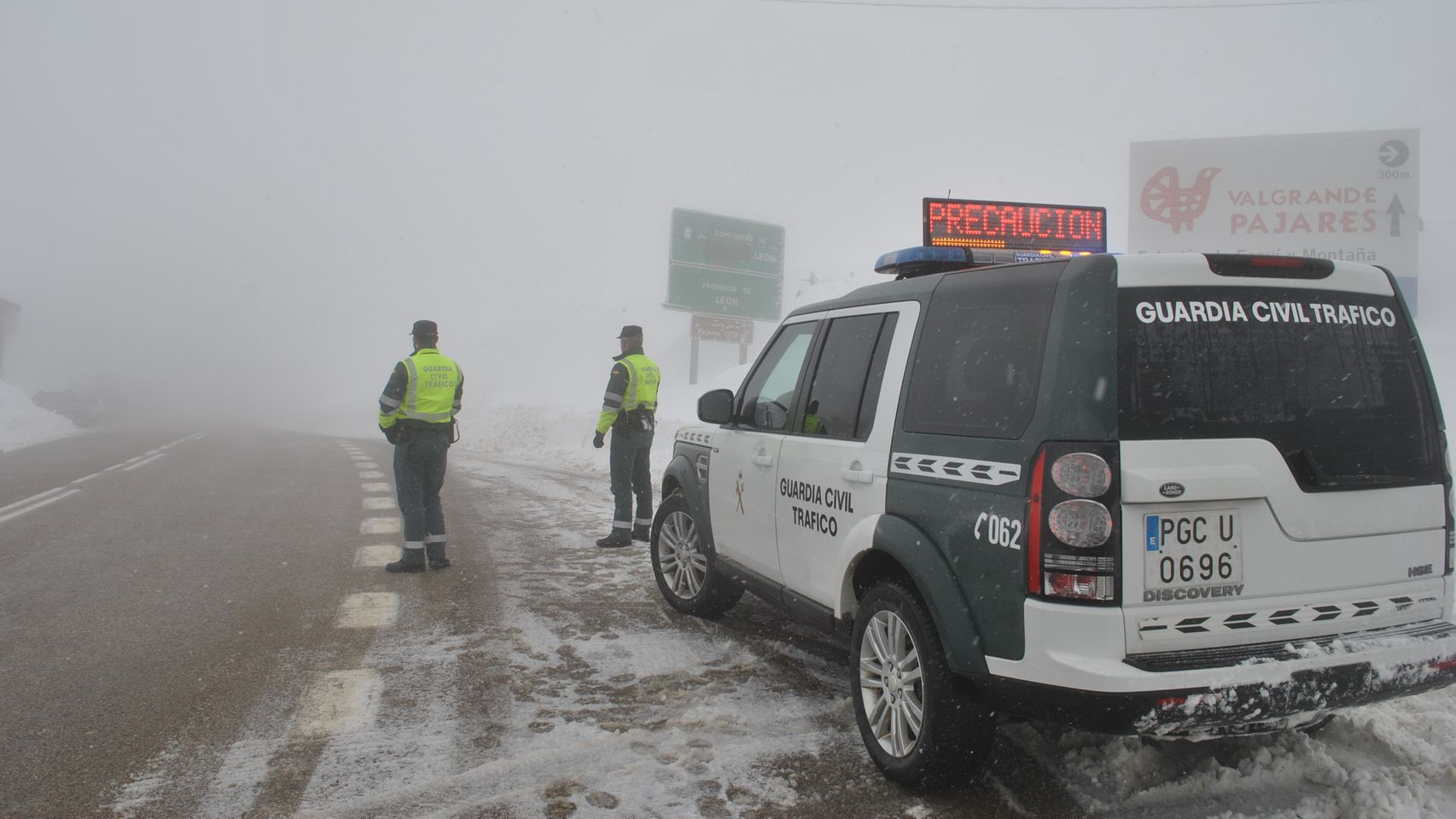 Control de la Guardia Civil de Tráfico durante una nevada