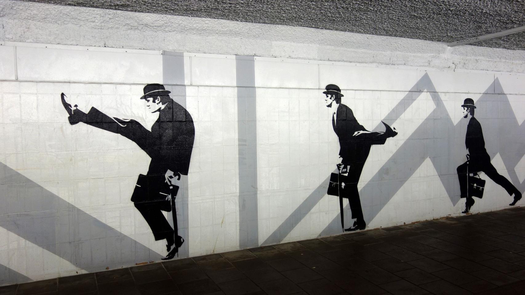 Un grafitti con los andares tontos de los Monty Python.