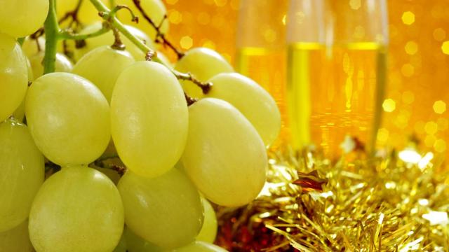 ¿Por qué en España tomamos 12 uvas en Nochevieja? El origen de esta tradición