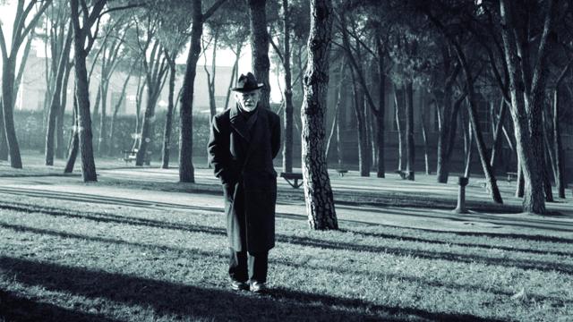 Pío Baroja paseando por El Retiro. Madrid, 1950. Fotografía de Nicolás Muller