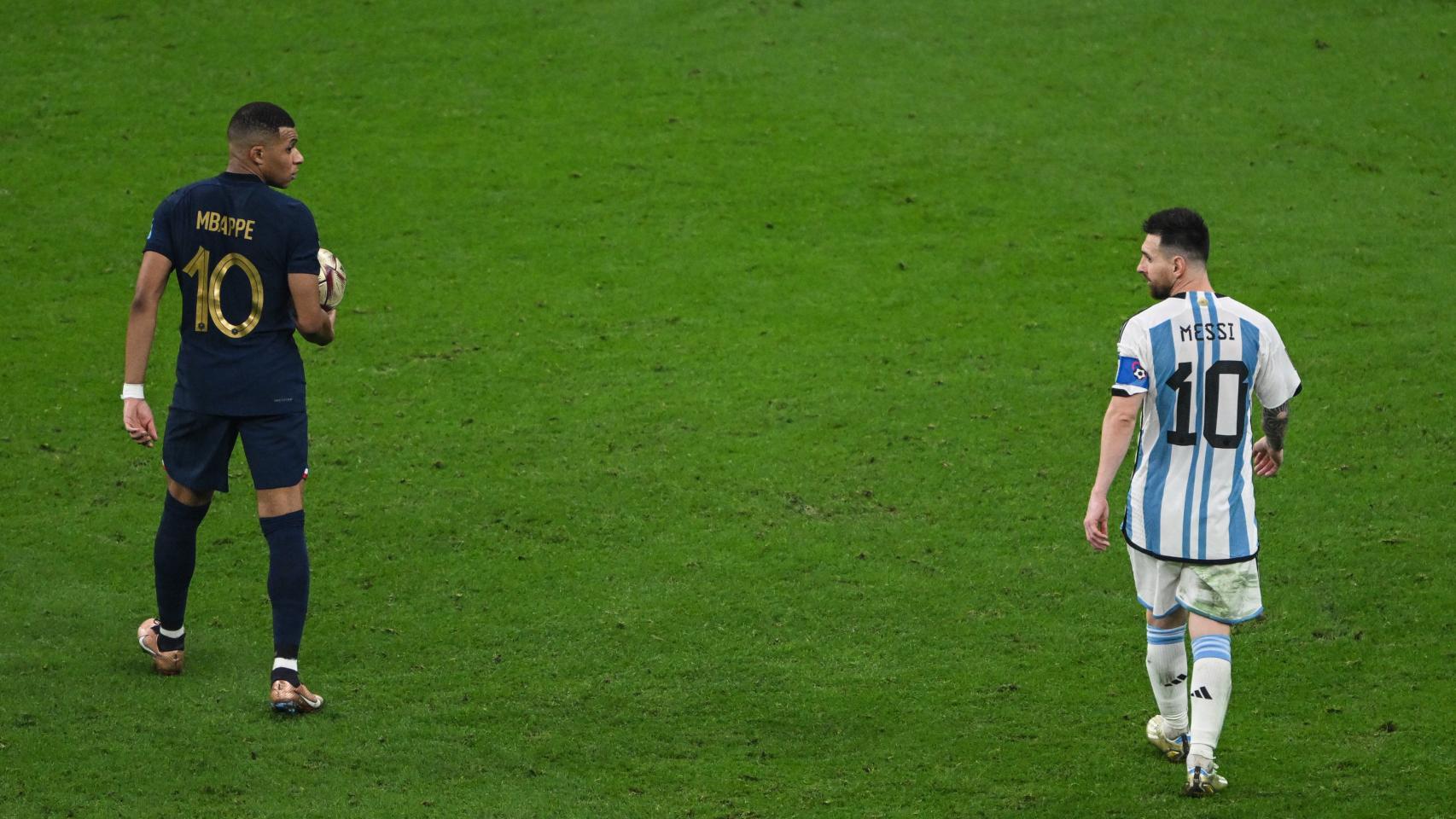 Kylian Mbappé y Leo Messi, durante la final del Mundial de Qatar 2022
