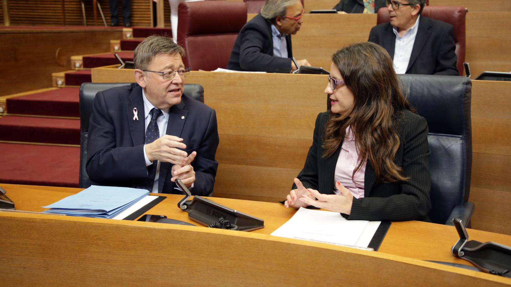 Ximo Puig y Mónica Oltra, en una imagen de archivo en Les Corts Valencianes. EE