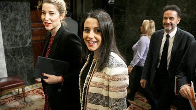 Inés Arrimadas, presidenta de Cs, entre María Muñoz, portavoz económica, y Edmundo Bal, portavoz parlamentario.