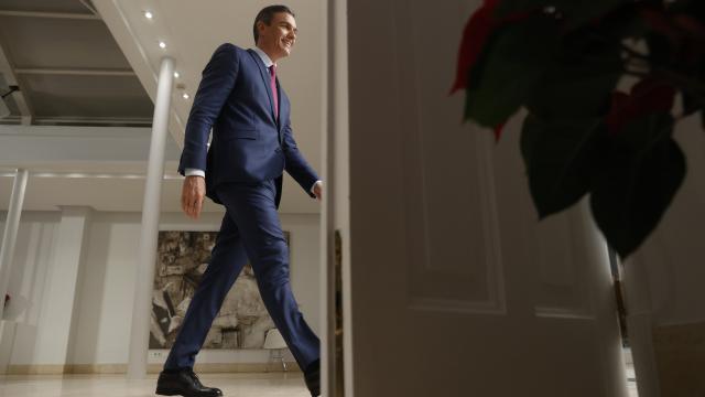 El presidente Sánchez, este martes, tras terminar su rueda de prensa en el Palacio de la Moncloa.