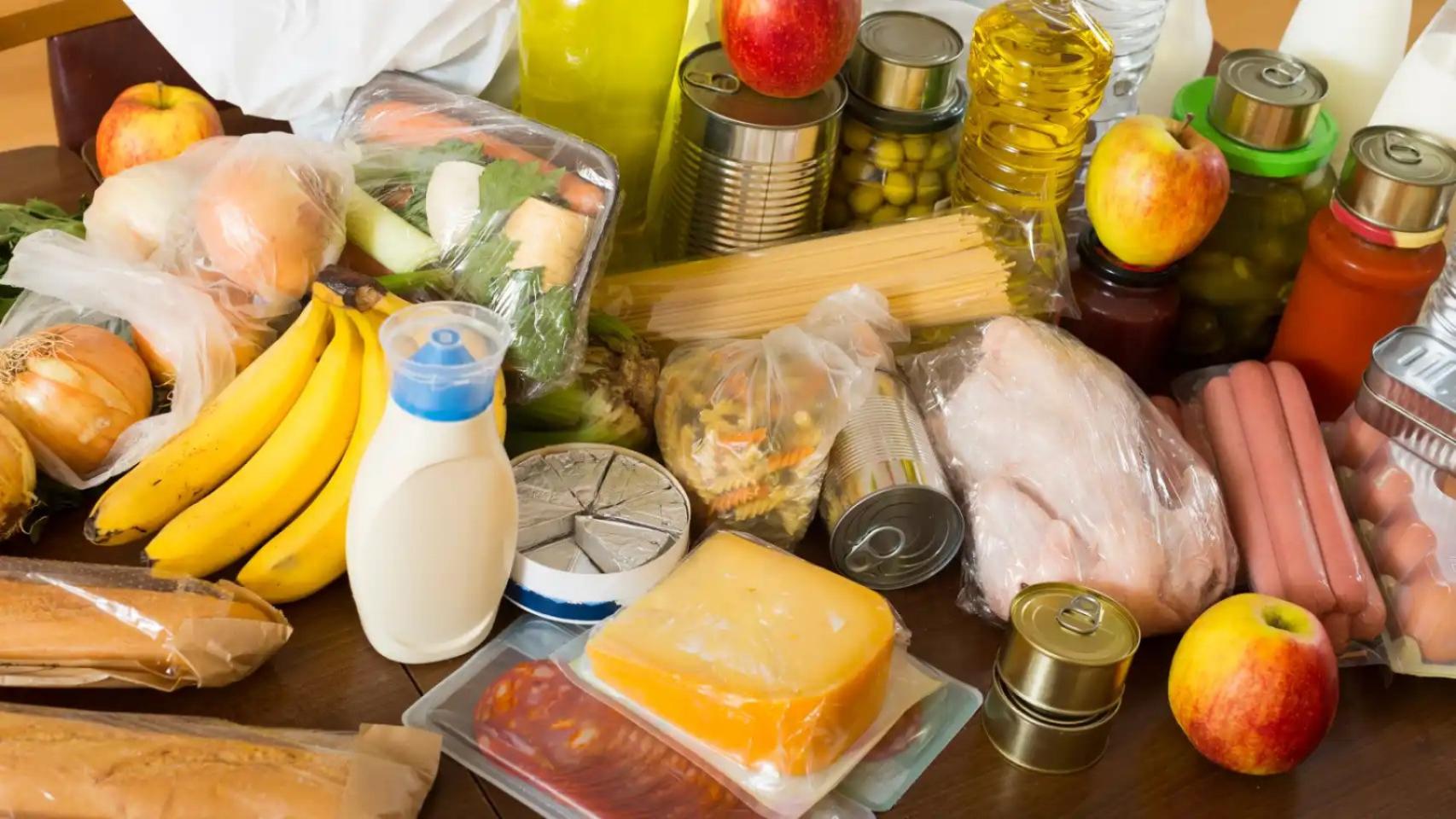 Alimentos de una cesta de la compra.