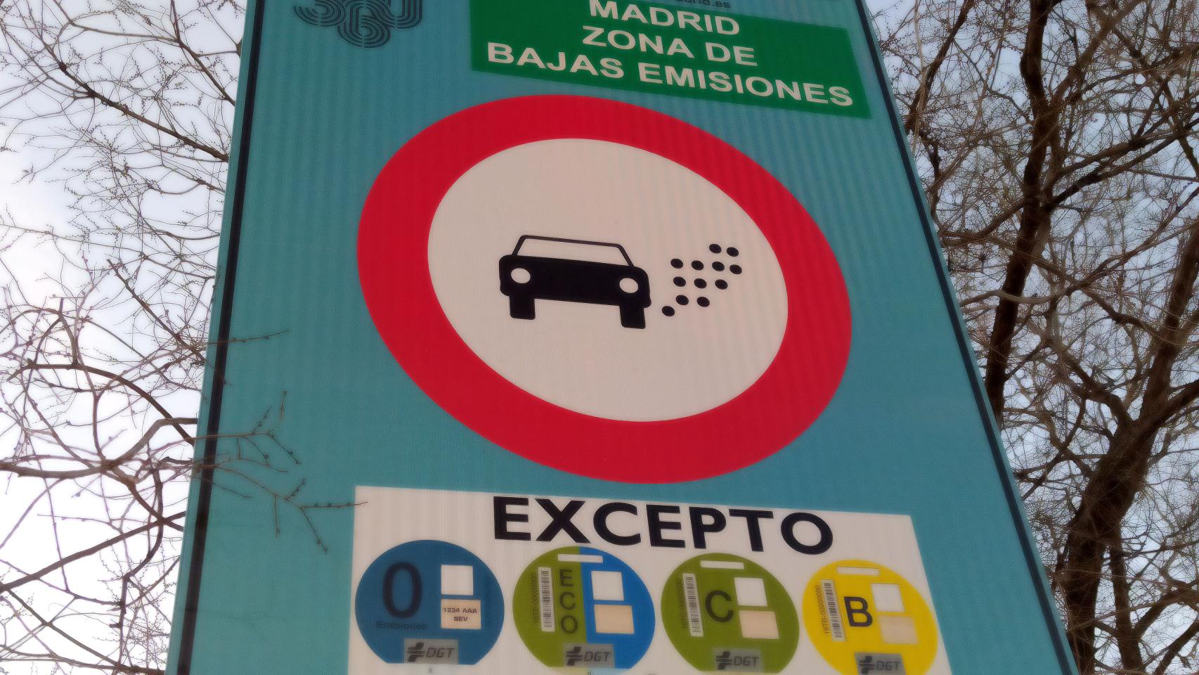 Señal que anuncia la entrada en una Zona de Bajas Emisiones (ZBE) de Madrid.