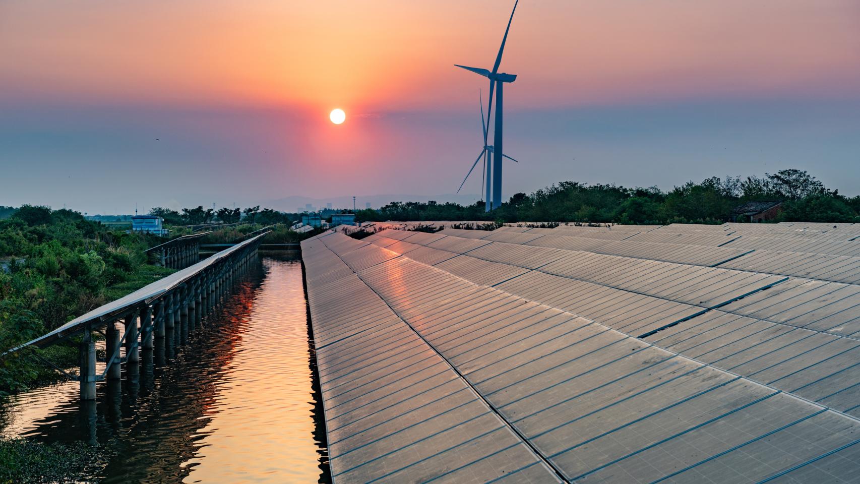 Placas solares flotentes y aerogeneradores