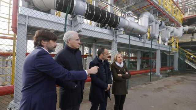 El director general de Reganosa, Emilio Bruquetas, muestra las instalaciones a Francisco Conde