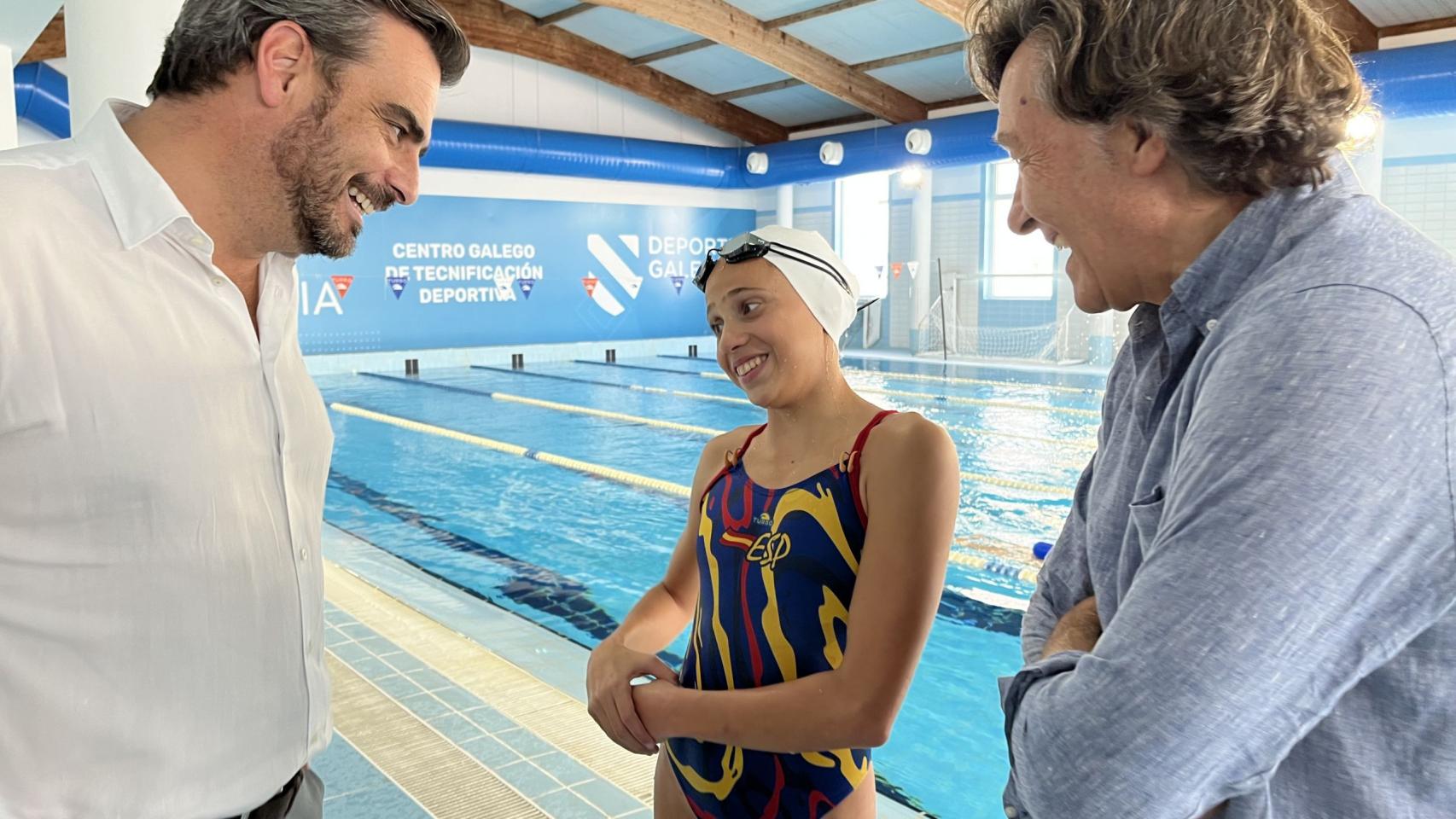 Diego Calvo y José Ramón Lete en el CGTD de Pontevedra con la nadadora artística Daniela Suárez.