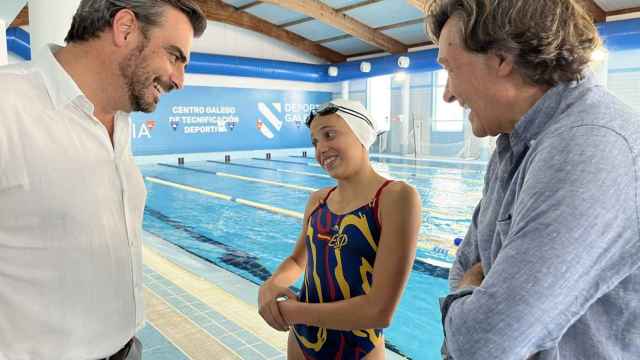Diego Calvo y José Ramón Lete en el CGTD de Pontevedra con la nadadora artística Daniela Suárez.