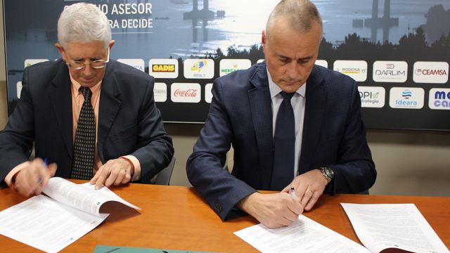 Jorge Cebreiros (dcha.), presidente de la CEP, y Ramón Santorio, presidente de Secot en la delegación de Vigo, durante la firma del convenio de colaboración.