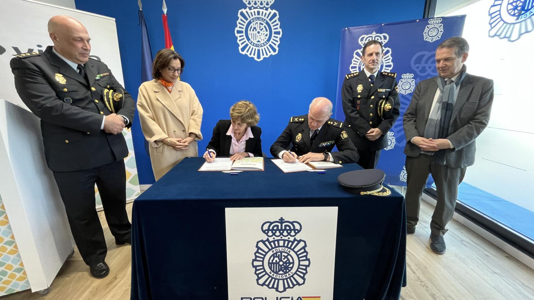 Firma de cesión del espacio en Vialia Vigo.