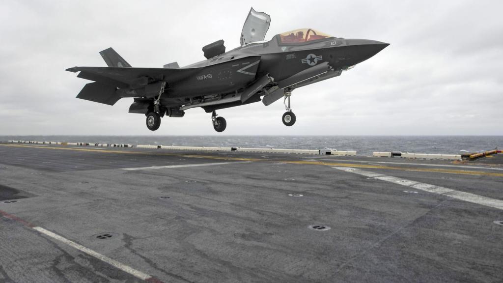 Lockheed Martin F-35B aterrizando en un portaviones estadounidense