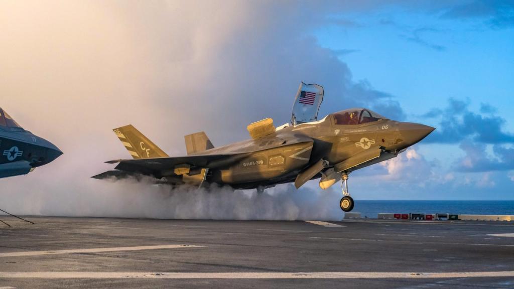Caza F-35B despegando desde la cubierta de un portaviones estadounidense