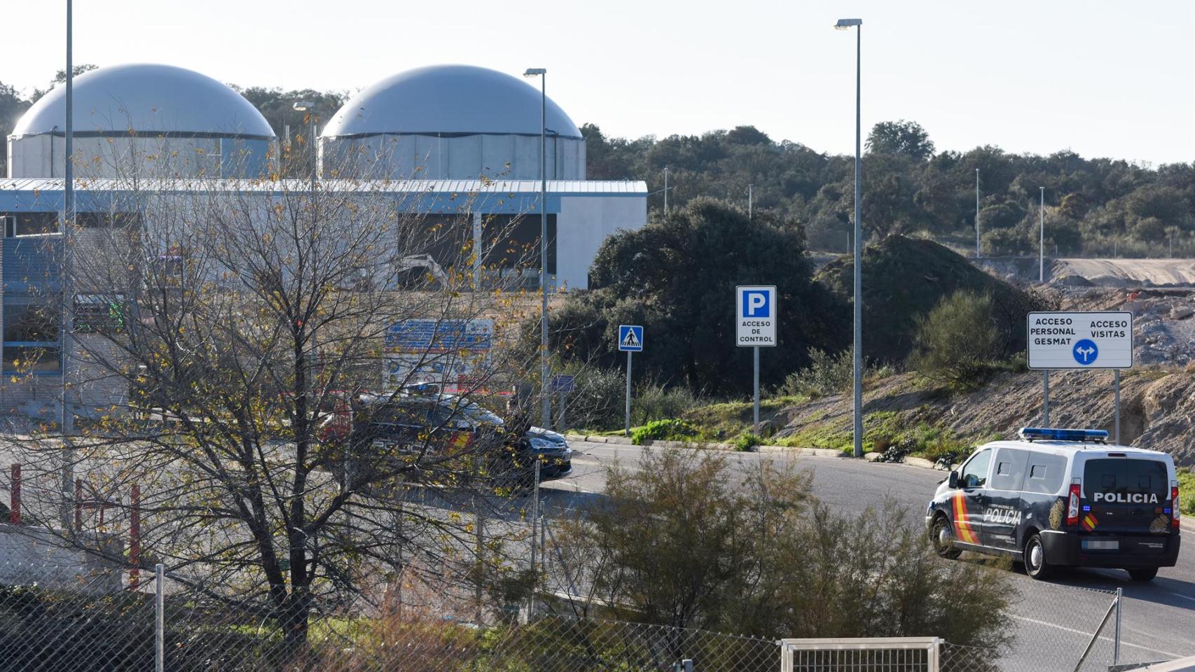 Varios vehículos de la Policía Nacional en el vertedero Ecoparque de Toledo donde se busca al segundo de los dos primos menores desaparecidos