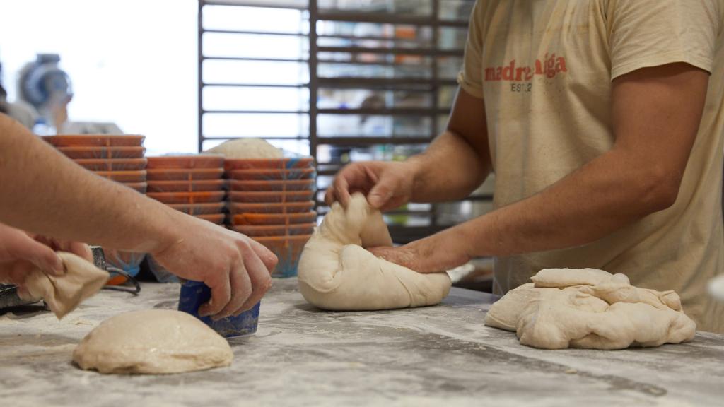 En el obrador de Madreamiga se producirán este año 10.000 roscones, pero el proceso sigue siendo artesanal