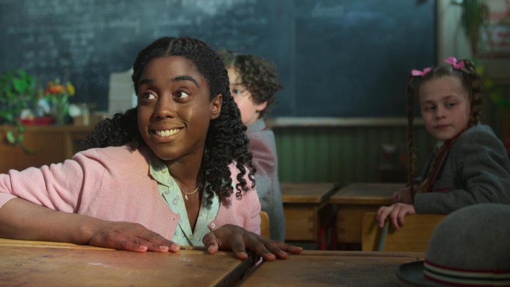 Lashana Lynch como Miss Honey en 'Matilda, de Roald Dahl: El musical'.