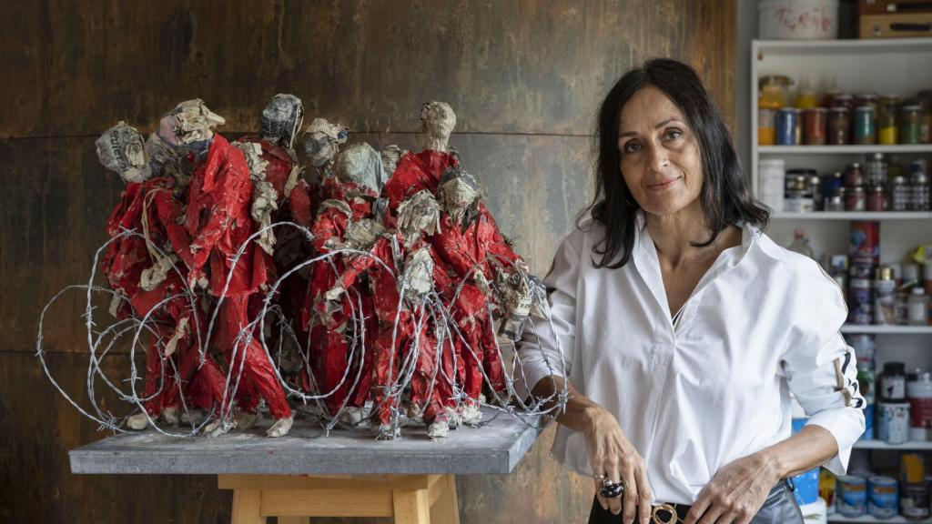 La artista mostrando una de sus obras.