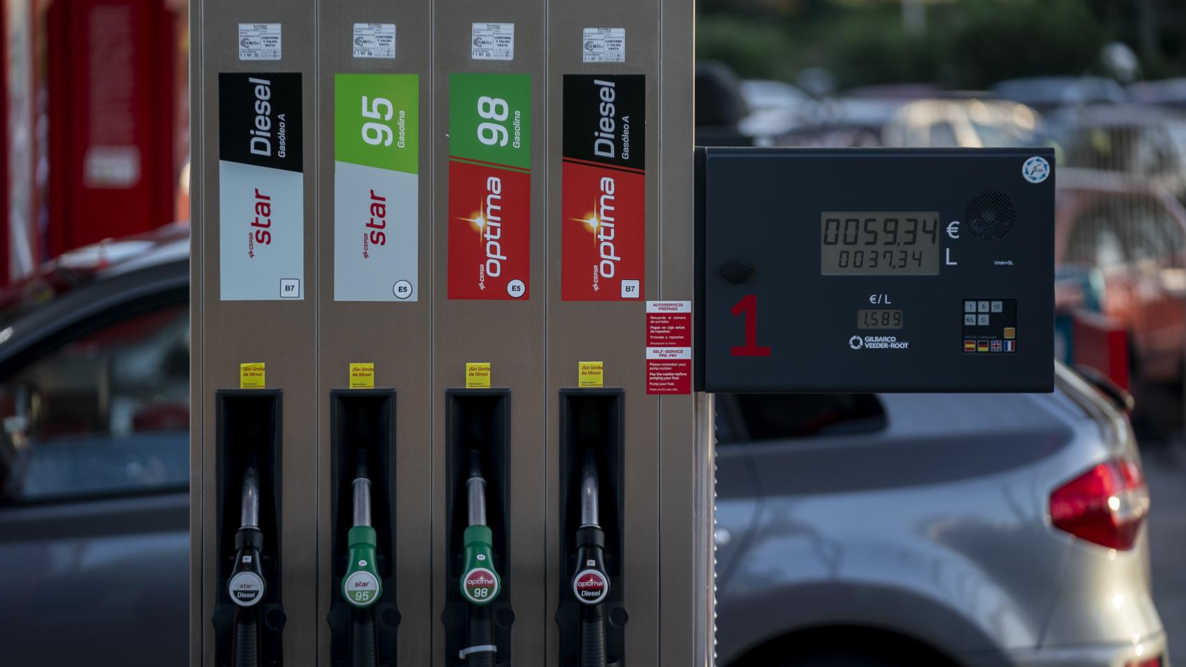 Mangueras de combustible en una gasolinera.