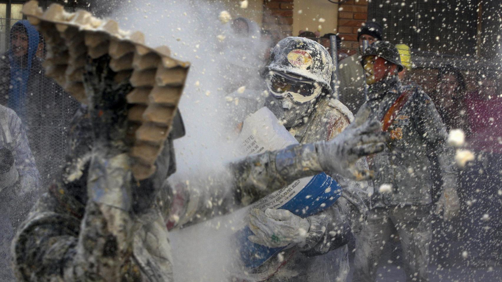 'Els Enfarinats' de Ibi toman el poder del pueblo con una batalla campal a base de huevos, harina y petardos.
