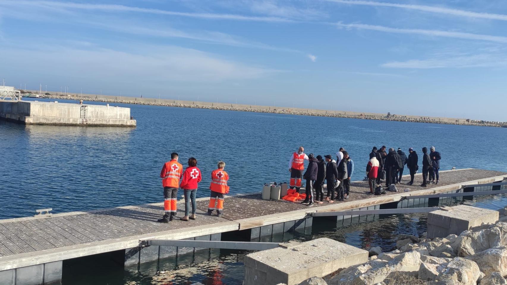 Personas rescatadas en una patera en aguas de Santa Pola.