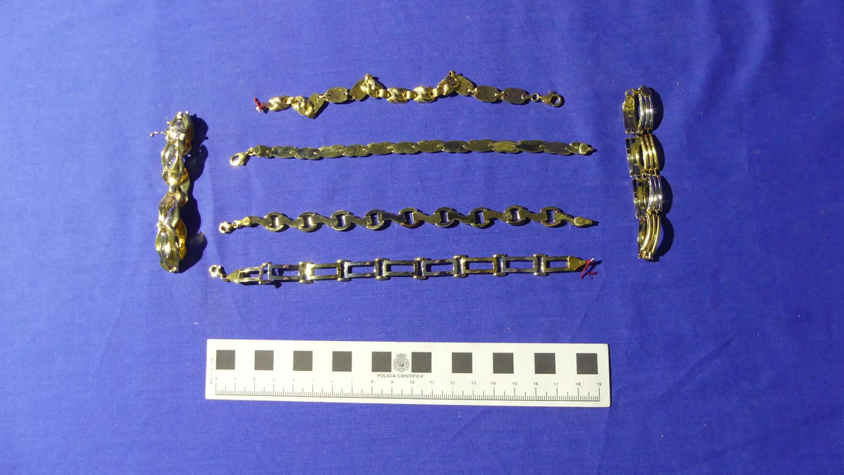 Pulseras que fueron recuperadas por la Policía Nacional de Salamanca