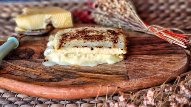 Sándwich de queso con pan de coliflor sin gluten, ¡descubre un mundo nuevo!